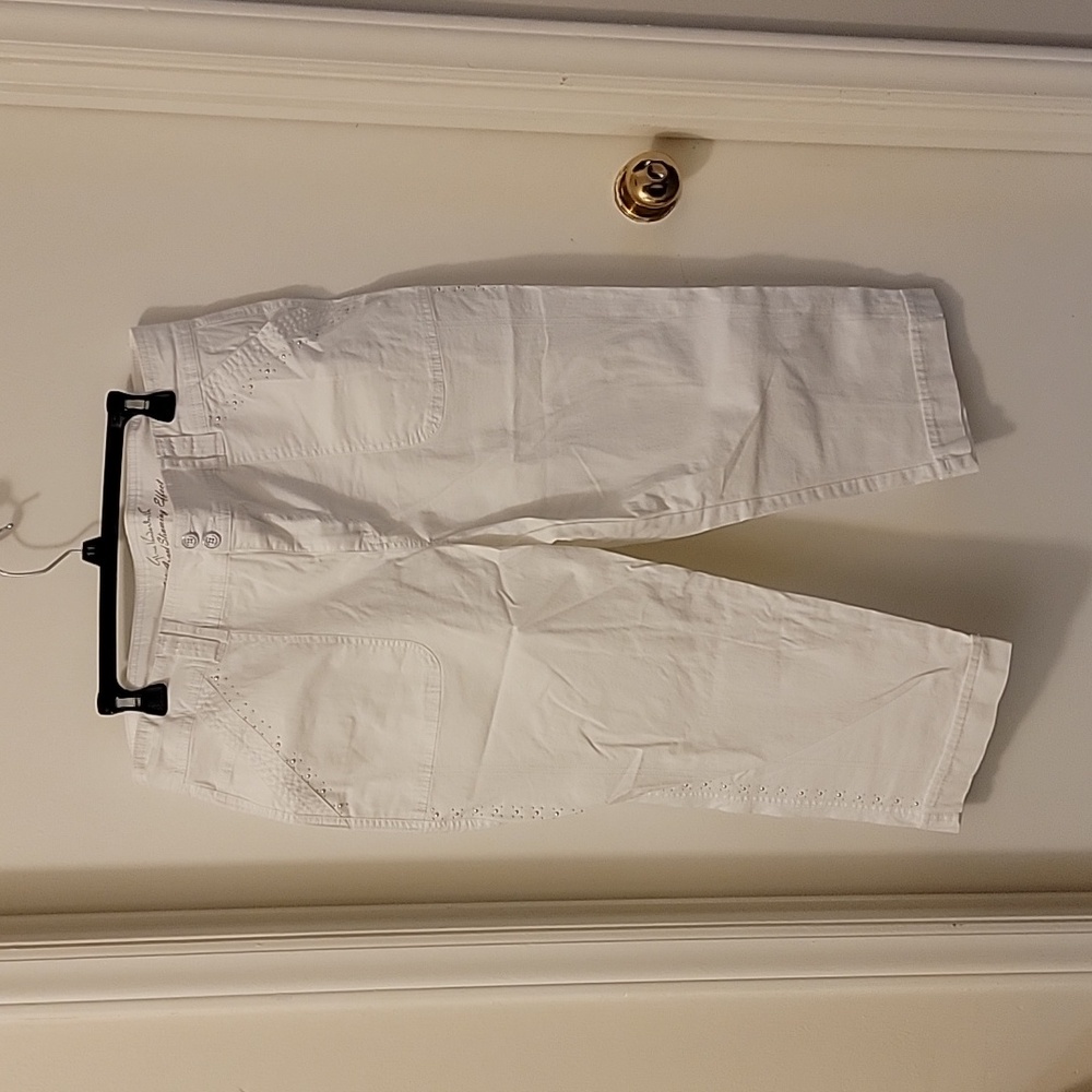 Gloria Vanderbilt all around slimming effect white Capri size 14